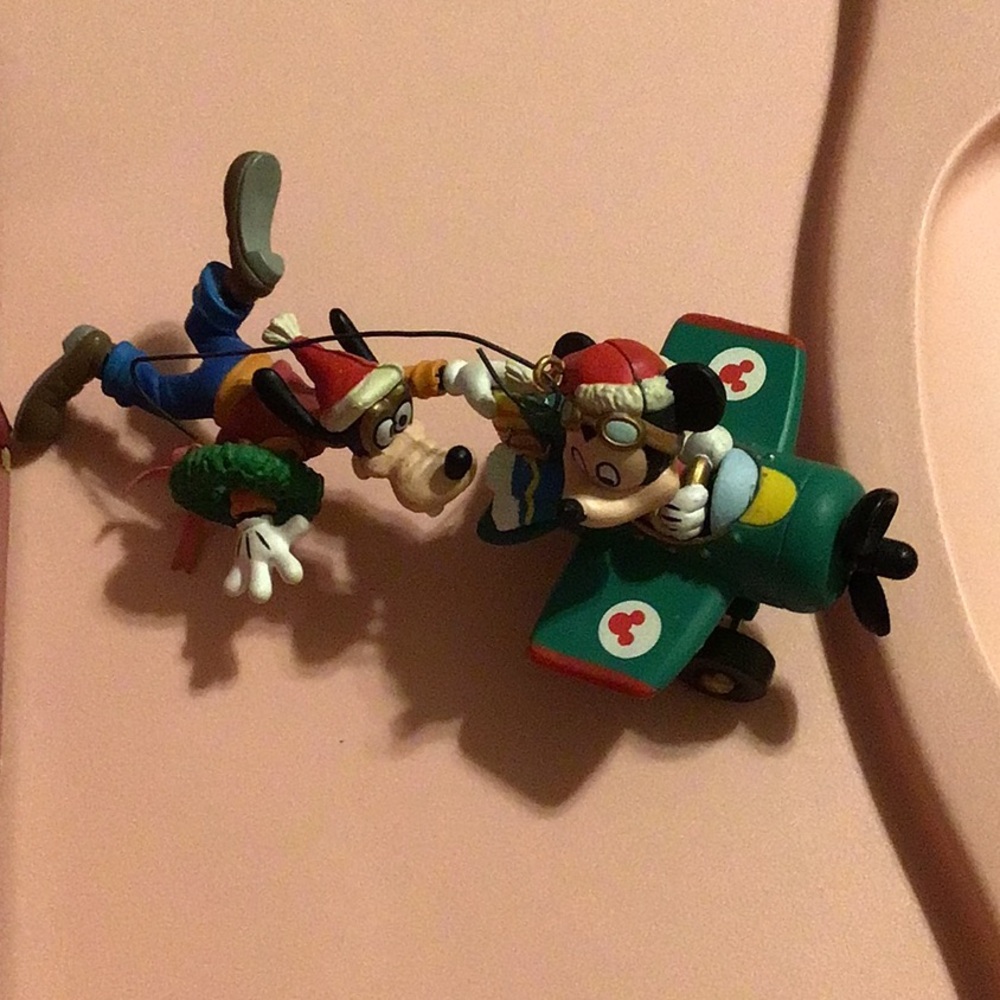 DISNEY ENESCO Mickey & Friends Goofy Mickey Mouse "PLANE OL' HOLIDAY FUN"